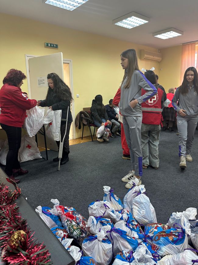 aaaTehničar poklanja paketiće 4